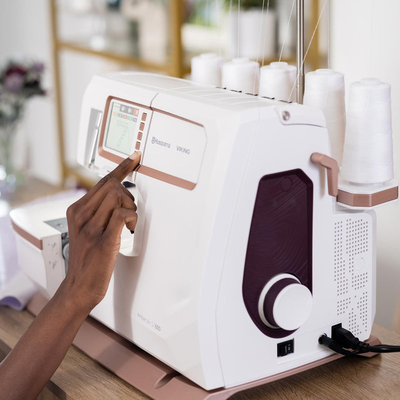 HUSQVARNA® VIKING® AMBER™ Air S | 600 Coverlock Machine